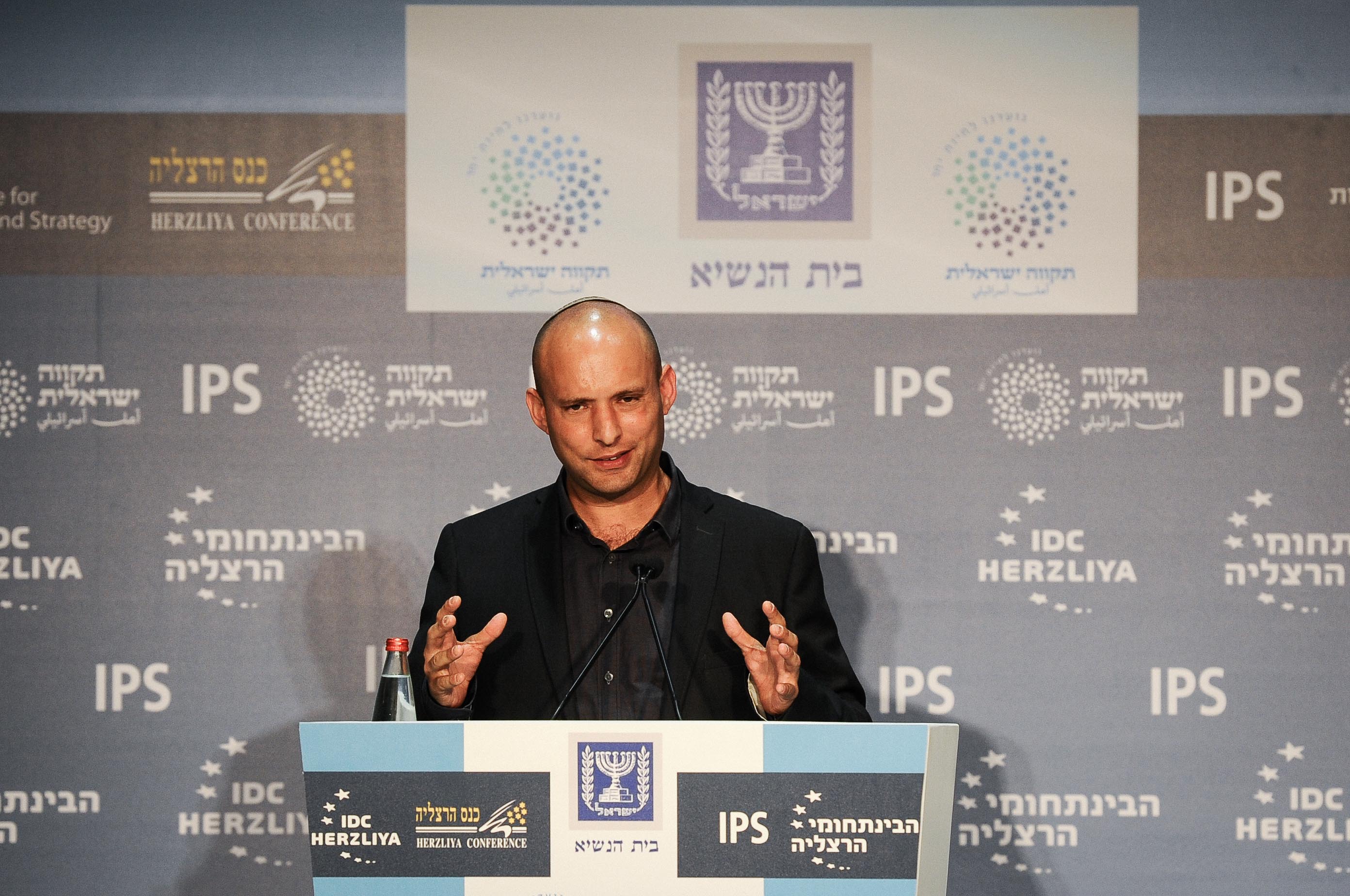 בנט מציג תוכנית למהפכה בחינוך: פירוק המשרד, AI ולימודי ליבה
