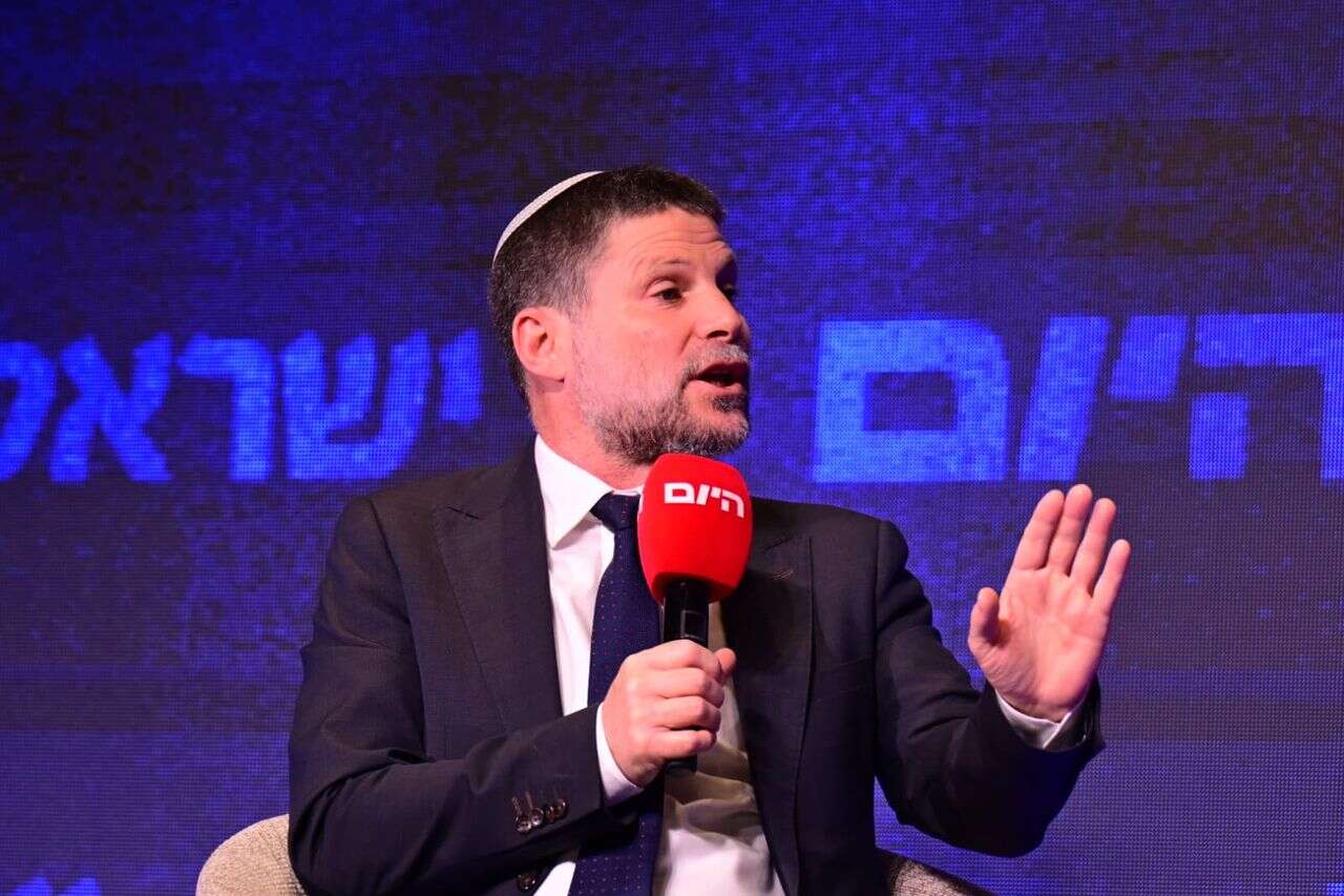 סמוטריץ' במתקפה חזיתית: דורש הורדת ריבית, תוקף יועמ"ש